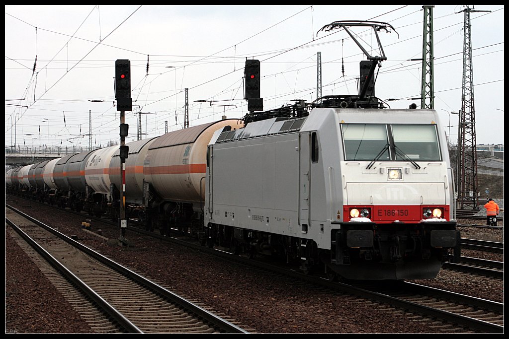 ITL E 186 150 mit einem Kesselwagenzug (TRAXX F140MS2, NVR-Nummer 91 80 6186 150-9 D-ITL, ITL Benelux, von CB Rail angemietet, gesehen Berlin Sch�nefeld Flughafen 06.03.2010)