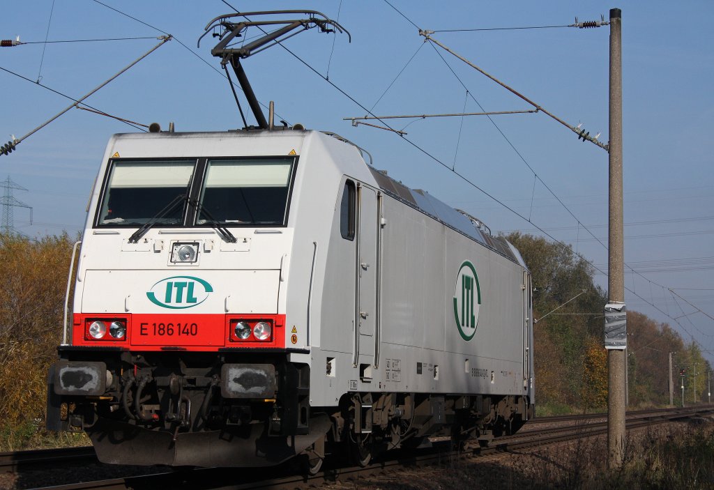 ITL E186 140 erreicht in krze den Gbf Alte Sderelb und fhrt hier als Lz durch Hamburg-Moorburg.
Gru an den Tf!