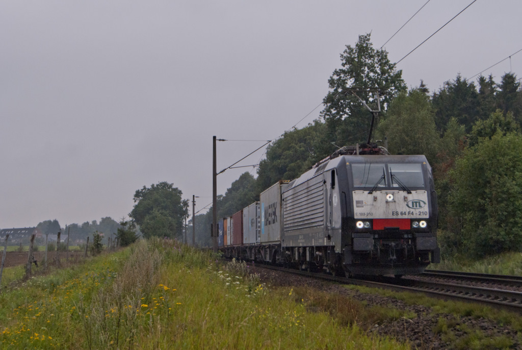 ITL ES 64 F4-210 mit einem Containerzug in Reindorf am 04.08.2011