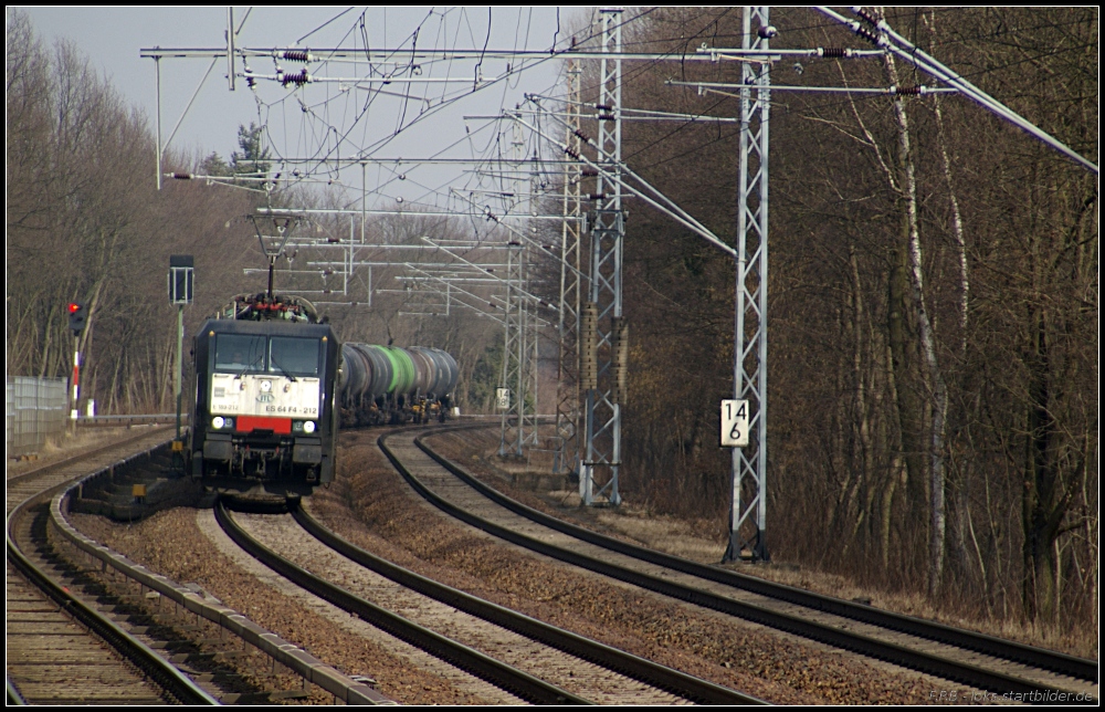 ITL ES 64 F4-212 und ein paar Kesselwagen Richtung Karower Kreuz am 13.03.2011 kurz vor dem Bahnhof Berlin-Buch und reichlich Tele fr ein etwas anderes Bild.