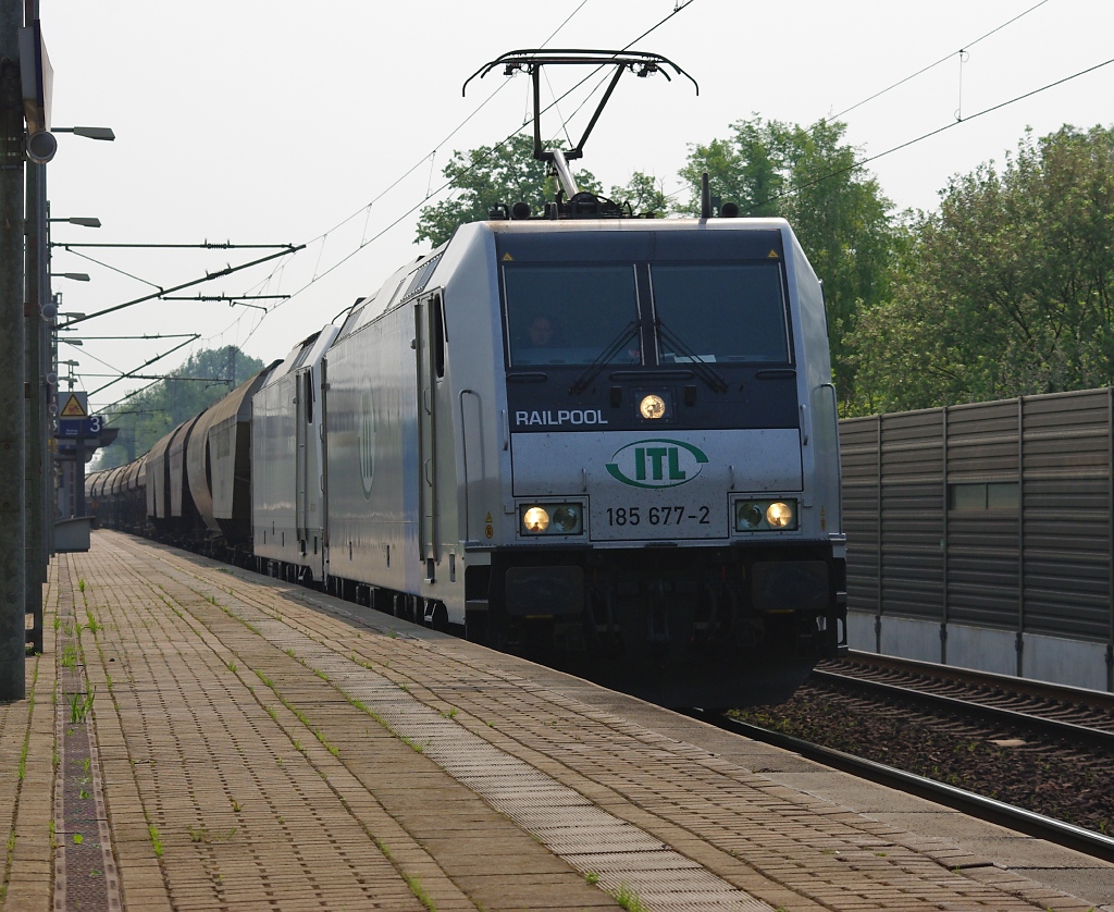 ITL-Leistung Nummer 1 am 29.04.2011 durch Dedensen-Gmmer war 185 677-2 mit einer weiteren, unbekannt gebliebenen Railpool Traxx als Wagenlok und Gz in Richtung Wunstorf.