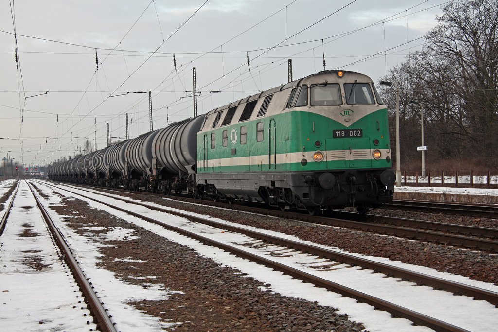 ITL-Lok 118 002 durchfhrt am Morgen des 04.02.2010 mit einem Kesselwagenzug den Bahnhof Leipzig-Wiederitzsch. 