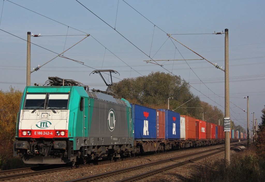 ITL Mietlok E186 242 am 27.10.11 mit einem Containerzug durch Hamburg-Moorburg.