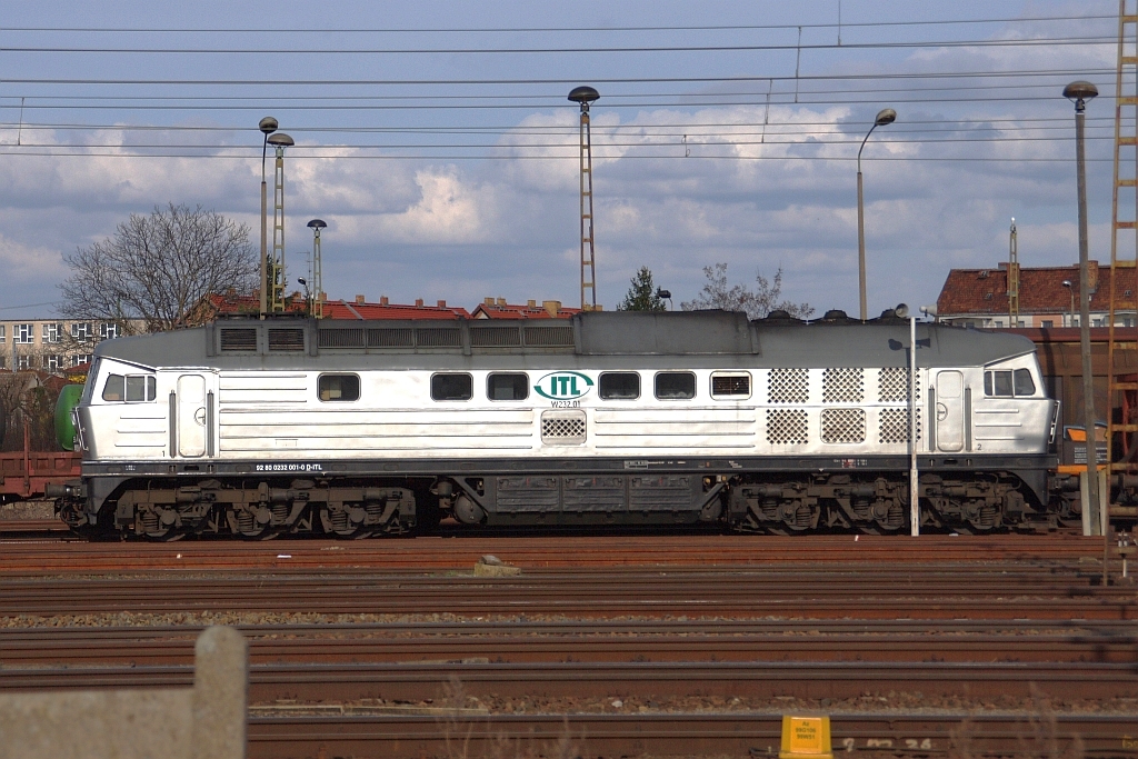 ITL W232.01 glnzt im Sonnenlicht am 01.04.2010 in Angermnde