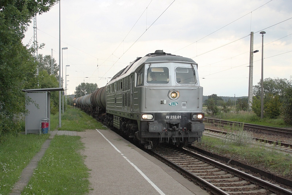 ITL W232.01 rollt mit einem Kesselwagenzug aus Stettin durch Passow, 19.08.2010