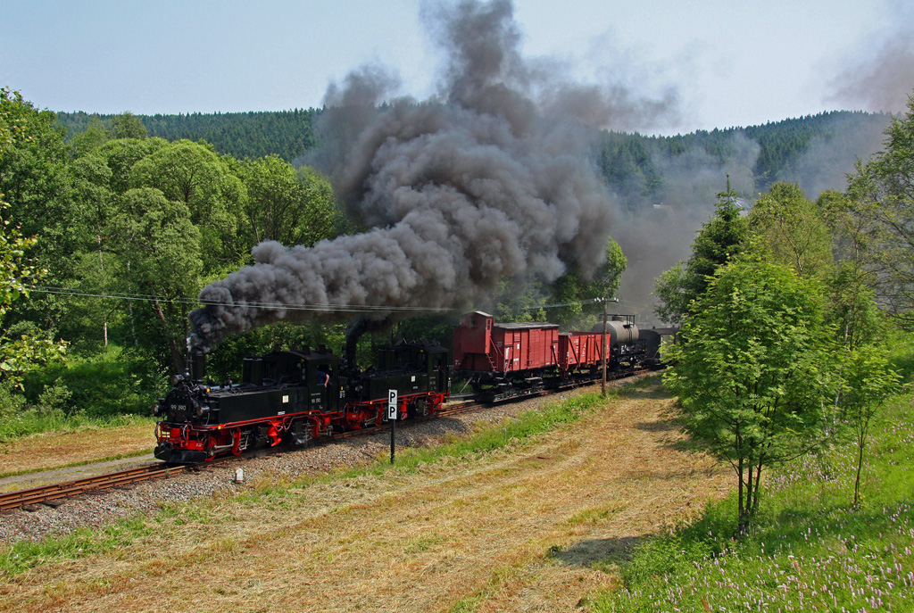 IV K - Dampf vom feinsten. 99 590 und 99 542 in Doppelbespannung vor einem stilreinen Nahgterzug zwischen Schmalzgrube und Loreleifelsen.
