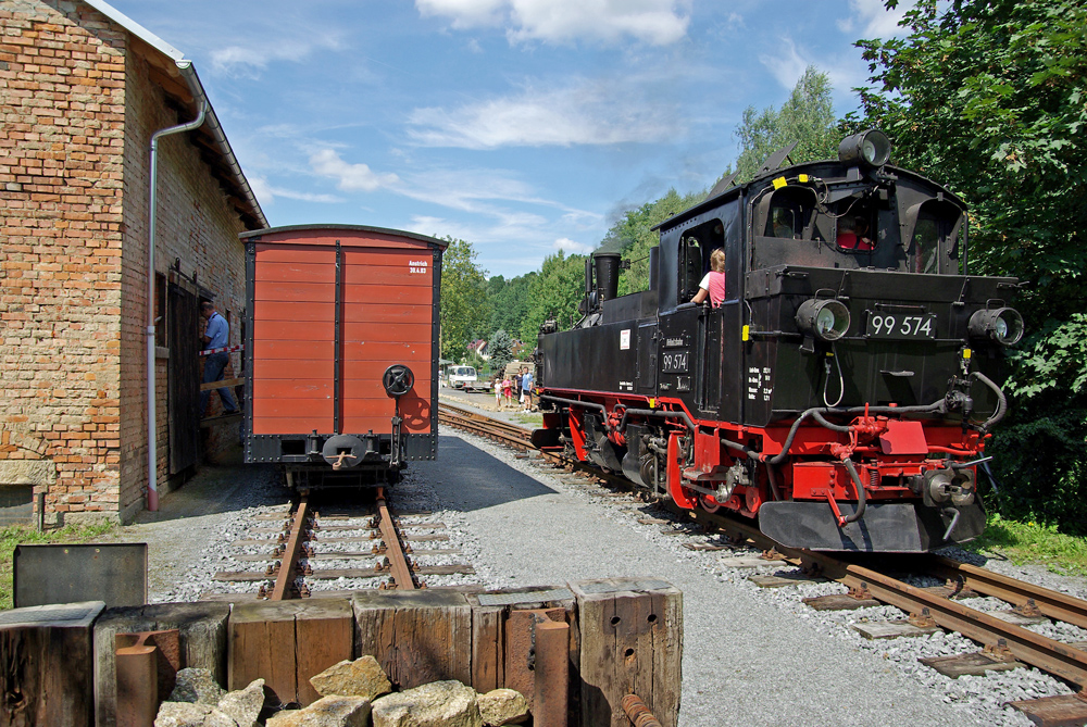 IV K Gastlokomotive im frisch aufgearbeiteten Bahnhof Lohsdorf auf der Schwarzbachbahn. Der Verein der Schwarzbachbahn in der Schsischen Schweiz hat es sich zum Ziel gemacht vorerst einen Teil der ehemaligen Schmalspurstrecke von Hohnstein nach Godorf-Kohlmhle im Sebnitztal mit Anschluss an die Sebnitztalbahn zu restaurieren. Die erste Etappe wird von Lohsdorf durchs Schwarzbachtal nach Godorf-Kohlmhle fhren. Im August 2010 kommt die legendre IK Nr.54 zu Besuch nach Lohsdorf!
Foto: August 2008