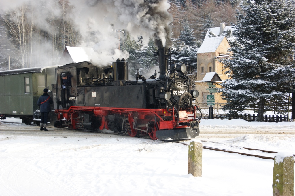 IV K mit Reisenzug bei der Ausfahrt des Bahnhofes Schmalzgrube auf dem Bahnbergang in Richtung Schlssel. Aufgenommen am 3.Januar 2010.