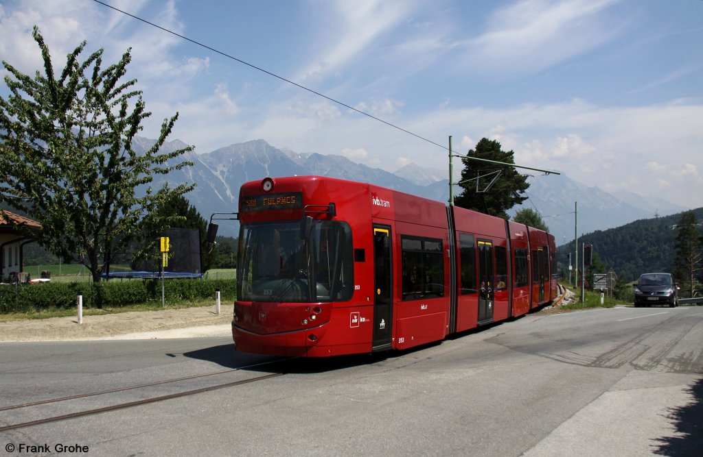IVB Niederflurtriebwagen Nr. 353 auf der Fahrt Innsbruck - Fulpmes, Innsbrucker Verkehrsbetriebe Linie STB, Stubaitalbahn 1.000 mm, fotografiert in Mutters am 02.07.2010
