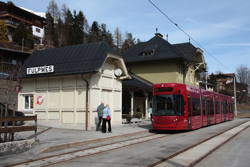 IVB353 steht abfahrbereit im Bf Fulpmes. (17.03.2010)