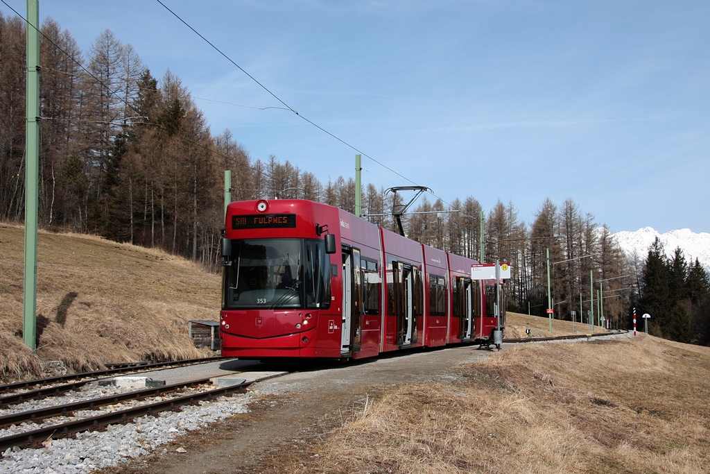IVB353 wartet in der Station Telfer Wiesen auf den Gegenzug. (17.03.2010) 