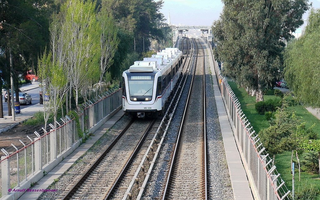 Izmir Metro 
3-Wagen-Garnitur (Standard in Izmir) gefhrt von MD528 unterwegs zwischen Stadyum und Sanayi in Richtung Bonova.
Erbaut von ADTranz und seit 2000 in Betrieb.
18.04.2009