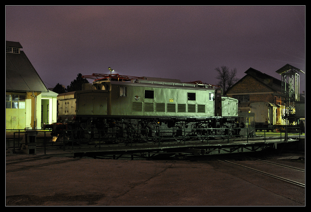 J 361-106 im Eisenbahnmuseum Ljubljana. Am diesen Tag wurde die Lok mit hilfe der 363-005 und 664-117 nach Ilirska Bistrica gebracht(18.3.2012).