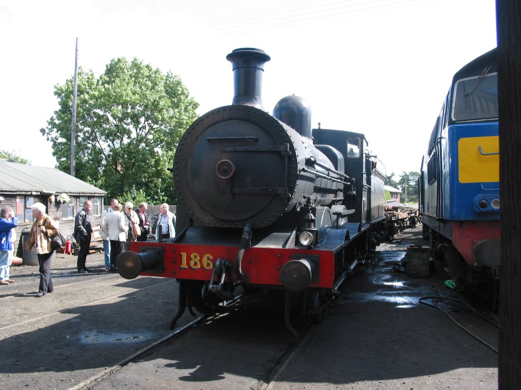 J15 Nr. 186 (Baujahr 1876) wird heute in Whitehead von der Railway Preservation Society of Ireland betreut. Die Aufnahme entstand am 27. August 2004.