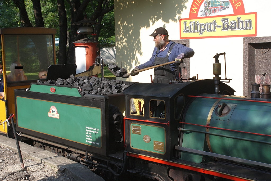 Ja, auch die Kleinen brauchen mal Kohle und Wasser. Dampflok 1 der wiener Liliputbahn in der Hst. Prater am 07.Juli 2013.

