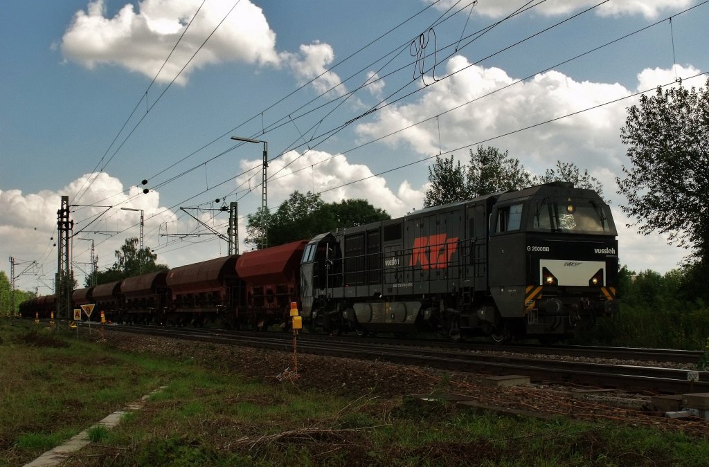 Ja auch in Mangolding wird mal gebaut. Heute wurde geschottert.  Und ich habe mich sehr gefreut als ich sah, mit welchem Maschienchen! Die G2000BB von Vossloh mit RTS und MRCE Logo wollte ich schon lnger einmal in Aktion sehen. Hier noch relativ am Anfang. (10.08.2010) Bild 1/5