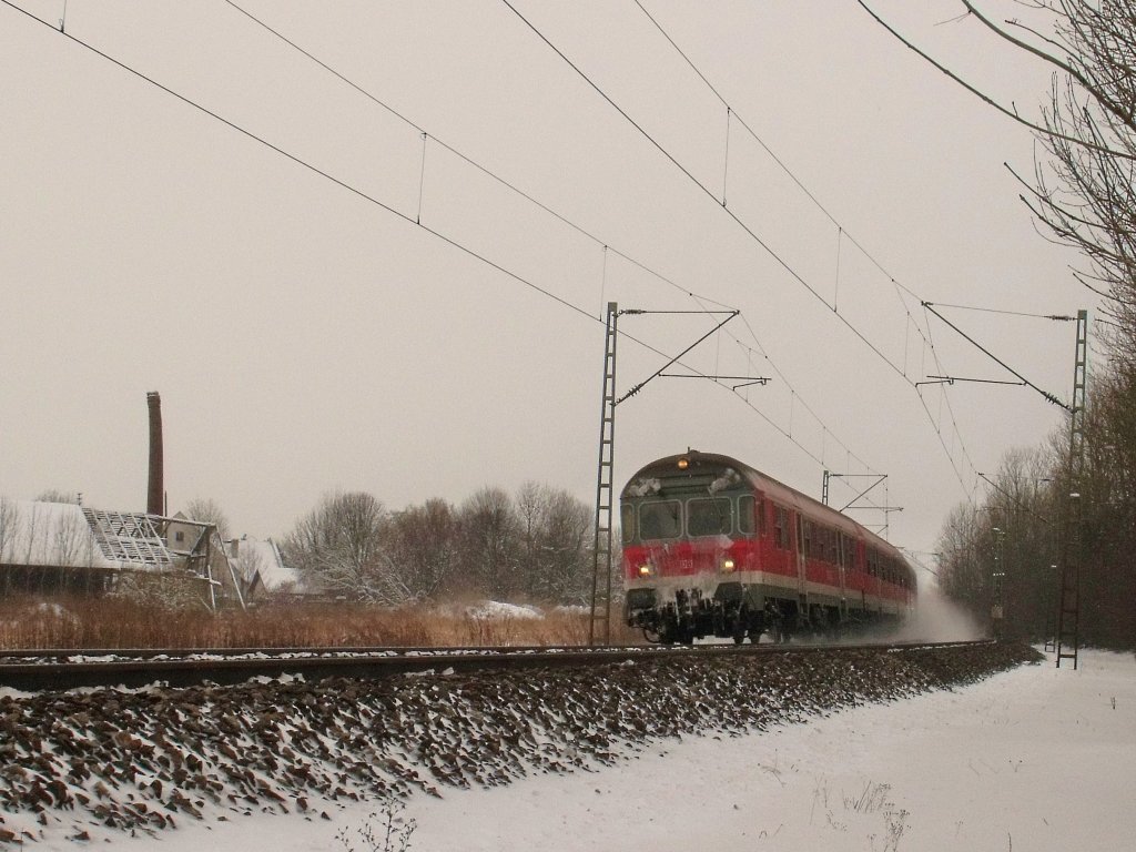 Ja auch die Steuertriebwgen der Karlsruher Bauart bleiben vom Winter nicht verschohnt. Hier eine RB nach Plattling in der Kurve Mangoldings. (12.02.2010) 