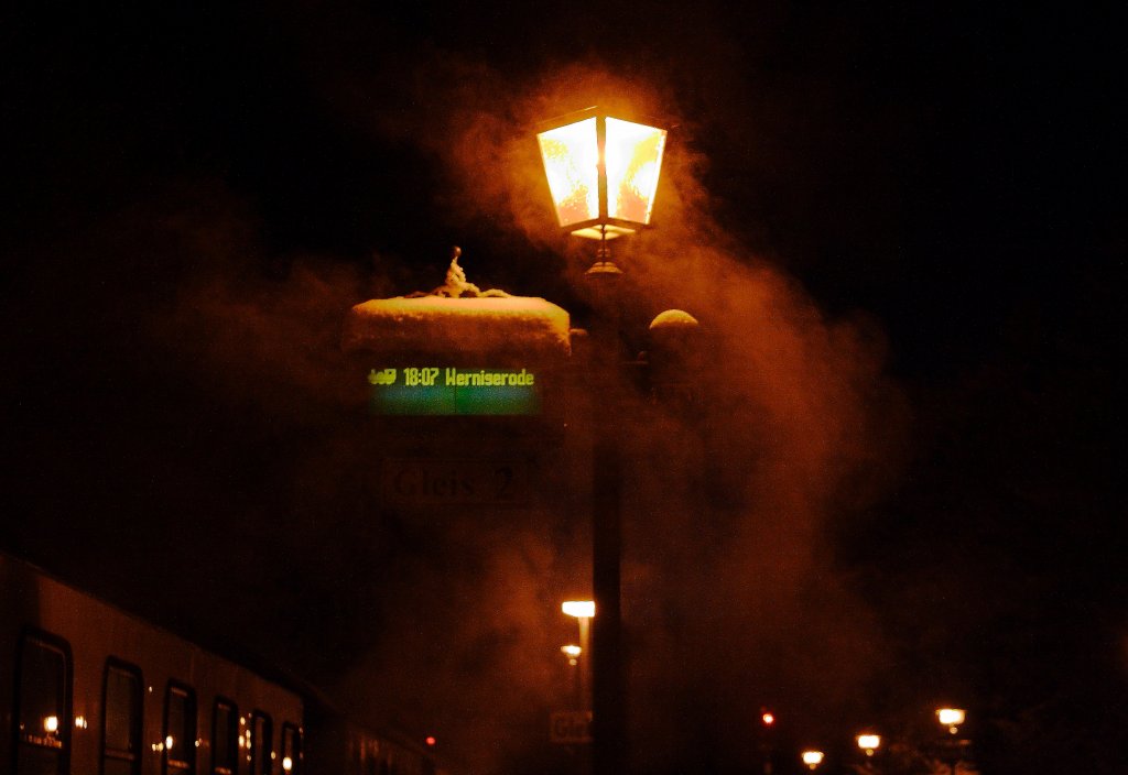 Ja, auch wenn es so aussieht...., hier hat nicht Aladin den Geist aus der Lampe gelassen! Es ist nur eine kleine Dampffahne, welche sich am Abend des 25.01.2013 im Bahnhof Drei Annen Hohne, aus der Zugheizung von P8936, sehr dekorativ ber Laterne und Zugzielanzeiger kruselt! Dampfproduzent ist 99 7237 an der Spitze des Zuges.