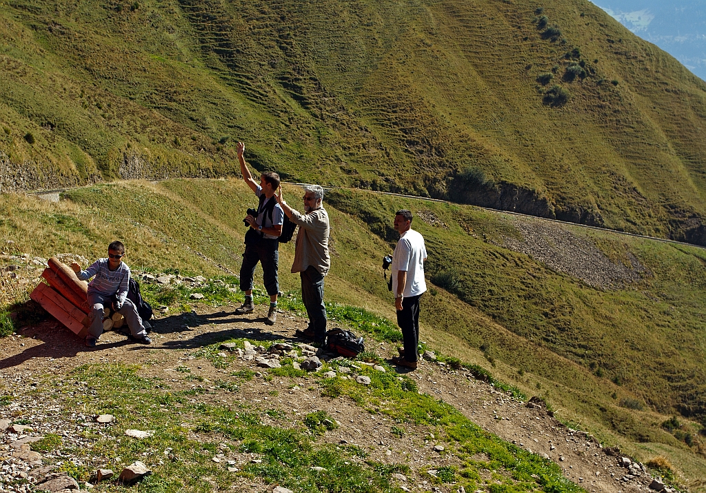 Ja, ja, uns sagen wir wandern, und dann stehen sie nur herum und fotografieren. Die BB-Wanderer (Andreas, Heinz und Herbert, der Olli war auf der anderen Seite), hier am 01.10.2011 zwischen der Bergstation Rothorn und Kreuzungsstelle Oberstafel.