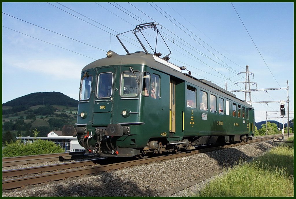 Ja, man freut sich als Fotograf, wenn unverhofft ein seltenes Exemplar auf Schienen auftaucht. Hier ist es die RBe 4/4 1405 auf einer Sonderfahrt Basel Bad.Bhf-Gotthard-Lugano fr DB Regio Schwarzwaldbahn am 21.5.2011 bei Frick-Aargau. Schn wenn der Lokfhrer einem noch lssig zuwinkt.