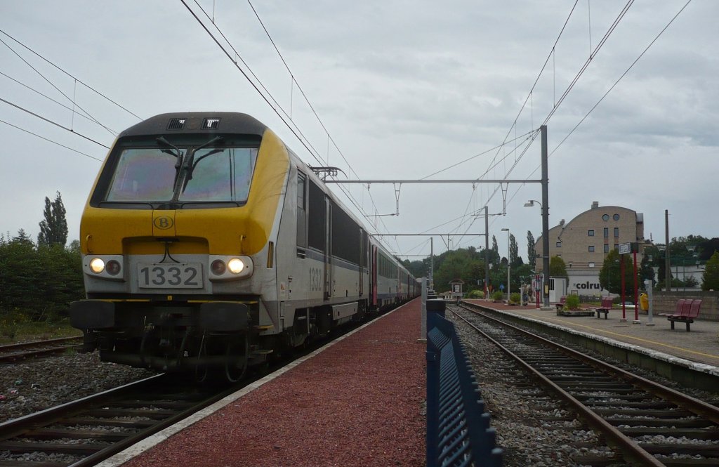Ja, was hat sich denn alles in Eupen verndert:
Klar, es geht nicht weiter, also muss in dem Fall die 1332 die Rckleistung bernehmen. Zu sehen ist - neben dem tristen Wetter - der gute alte lange Bahnsteig, mit dem daneben, soeben angekommenden ICa aus Oostende. Bemerkbar ist der relativ neue, blulicher Zaun, sowie nicht sichtbare, auf dem Perron befindlichen bahntechnischen Anlagen fr die Abfertigung.
Ich meine, der Bf hat ne neue Uhr (rechts neben mir), doch bin mir da nicht ganz sicher..;)
(26. August 2010)