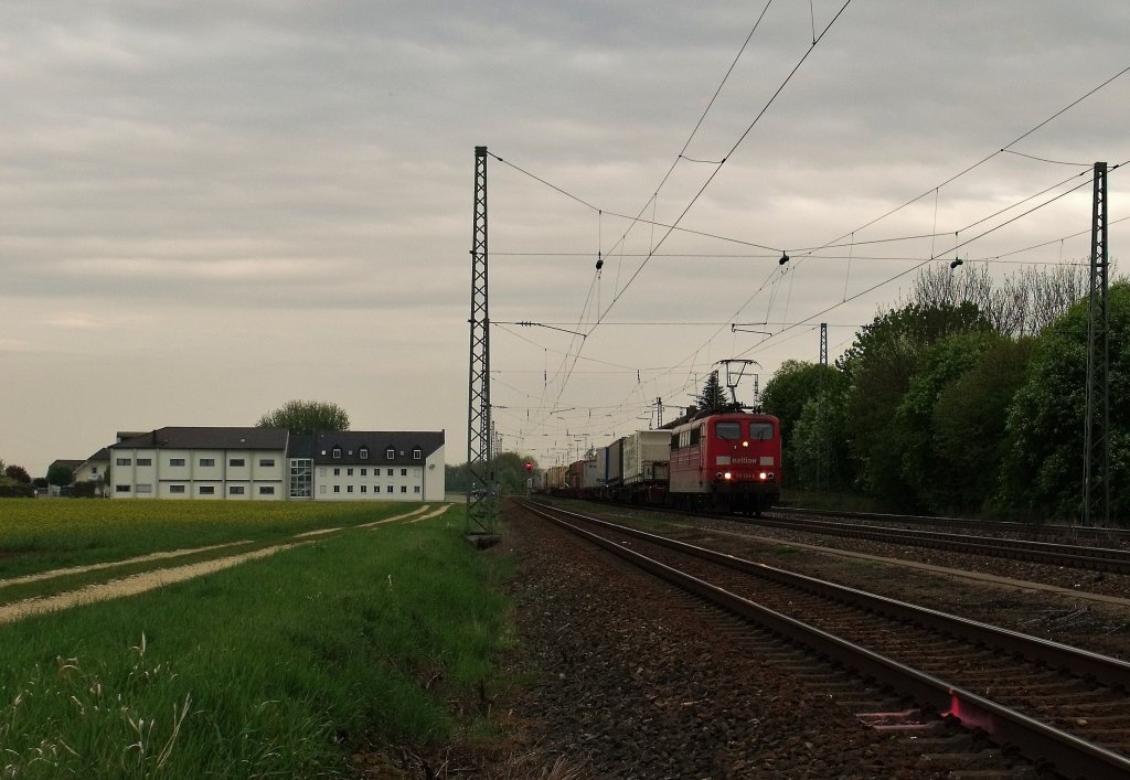 Ja, wenn der Abend gerade umschlgt, und die Bilder noch schn scharf werden, aber sie jedoch schon mit Sternchen versehen sind, macht auch das fuzzn noch Spa. Hier zu sehen die 151 133 -6 mit einem Containerzug. ( 30.04.2010, Mangolding)