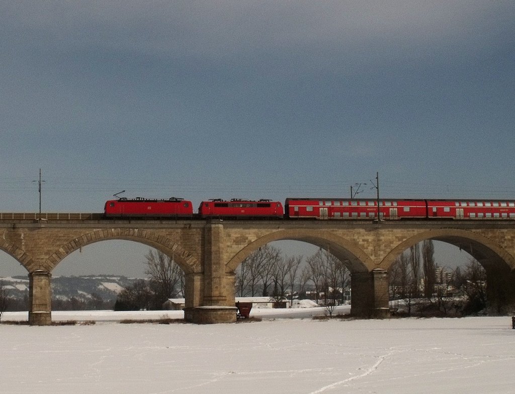 Ja die wollten an diesen Tag alle nicht erkannt werden, aber eins ist sicher: 143er Vorspann vor einer 111er die einen RE nach N�rnberg ziehen sollte. (Donaubr�cke, 17.02.2010)