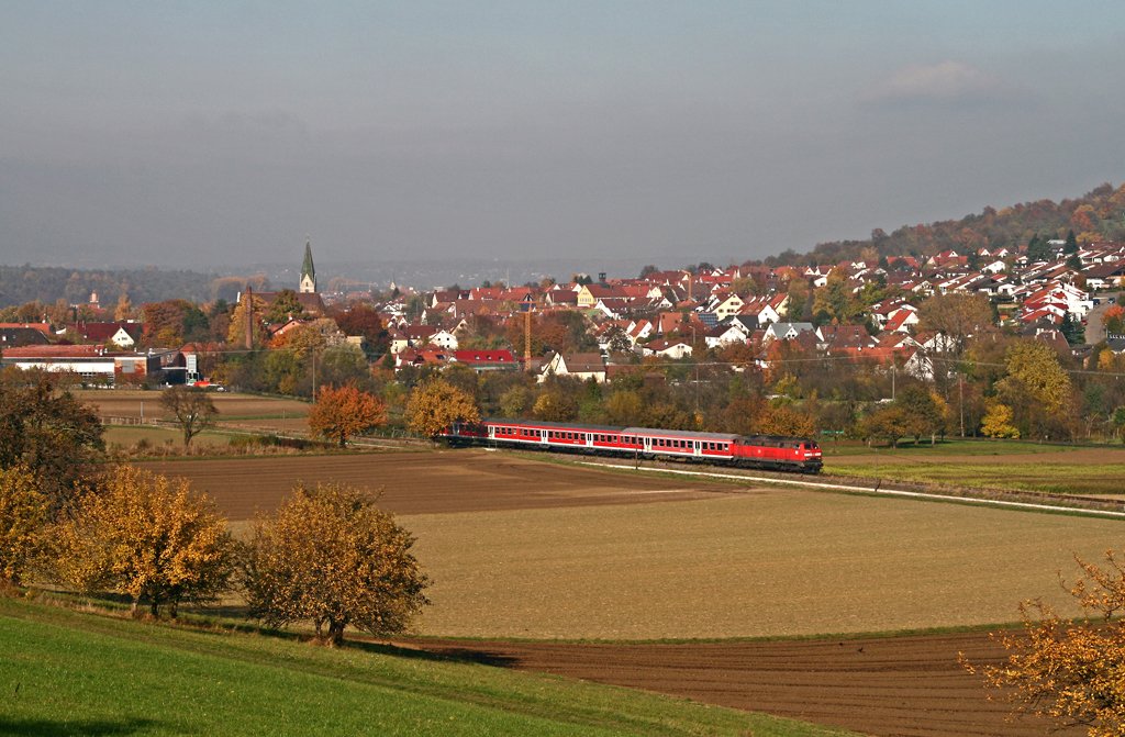 Jh unterbricht die Ulmer 218 193 mit ihrer Regionalbahn von Wendlingen (Neckar) nach Oberlenningen die mittgliche Stille im Lenninger Tal bei Brucken. Die Lok lief zum Aufnahmezeitpunkt bereits mit ihrer zweiten Verlngerung und wird in wenigen Wochen endgltig abgestellt werden – mittlerweile geht es leider zu Ende mit den Ulmer 218.1....