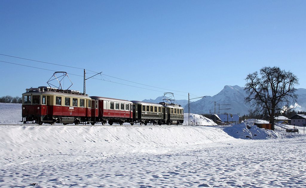 Jhrlich bietet die Salzburger Lokalbahn Advent Nostalgiefahrten durch den Flachgau nach Lamprechtshausen und zum Stille Nacht Ort Oberndorf an. Hier die Rote Elektrische am 19. Dezember 2010 zwischen Muntigl und Siggerwiesen.  