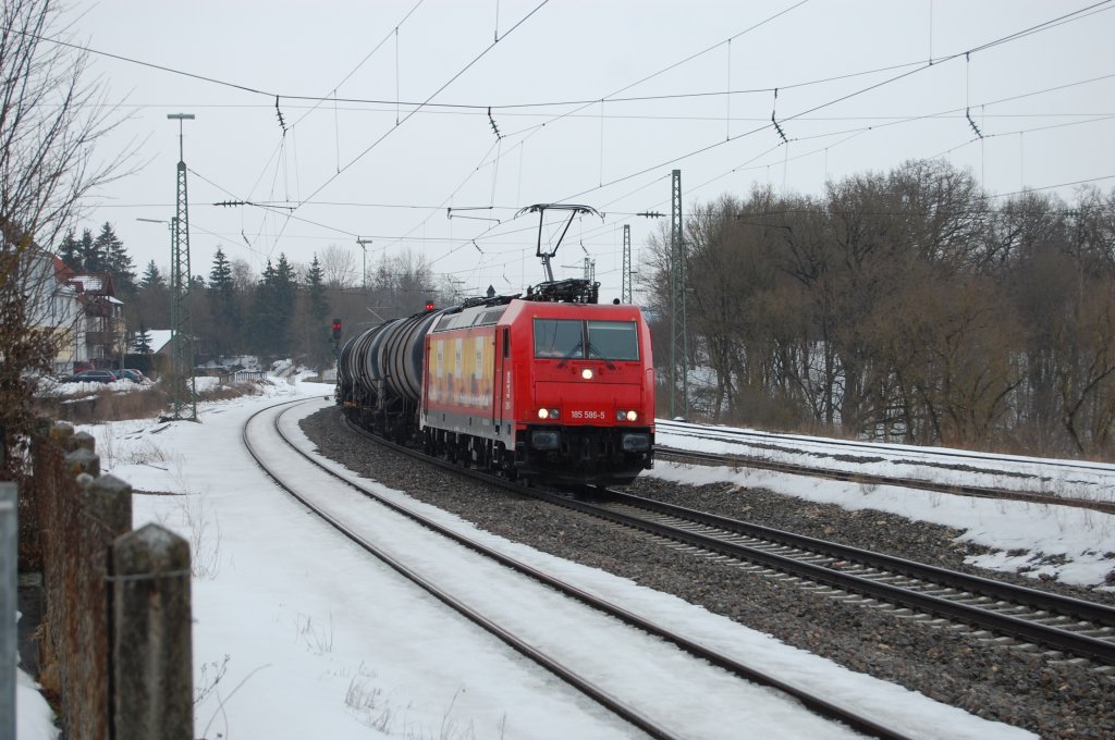  Jagdglck  in Westerstetten (2): Nachdem die 115 mit ihrem Pbz zum Stehen kam, wurde durch das grne Signal auf dem Nebengleis eine berholung angedeutet.  Ja, da kommt bestimmt 'was vom Fernverkehr , dachte ich. Doch alles kam anders: Statt  'was vom Fernverkehr  kam der Heizprofi alias 185 586-5 mit einem Kesselwagenzug durch den alten Westerstetter Bahnhof Richtung Stuttgart gefahren. Bei leichtem Regen entstand dann dieses Bild.