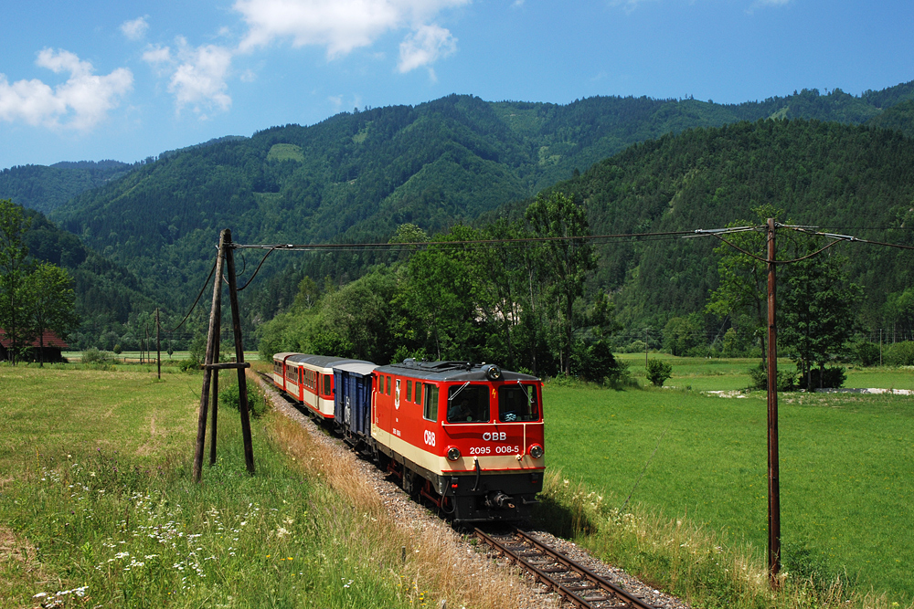 Jahre und Jahrzehnte lang war das ein alltgliches Bild im Ybbstal: 2095 008 bringt ihren R 6908 von Lunz am See zurck nach Waidhofen a. d. Ybbs. Der Triebfahrzeugfhrer kam wohl mit dem Fahrrad zur Arbeit. Aufgenommen am 01.07.2008 bei Saimannslehen.