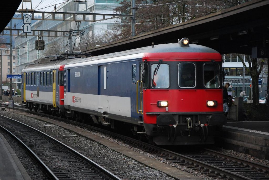 JAIL TRAIN: Am 16.11.09 schob RBe 540 047-8 (vormals: RBe 4/4 1449) einen besonderen Steuerwagen durch Oerlikon. Bei dem Fahrzeug mit der Aufschrift  Securitas  (St 50 85 89-33 900-3) handelt es sich um einen von zwei bewachten Gefangenentransportern (Nr. 900 & 901) der aus einem Dt umgebaut wurde.
