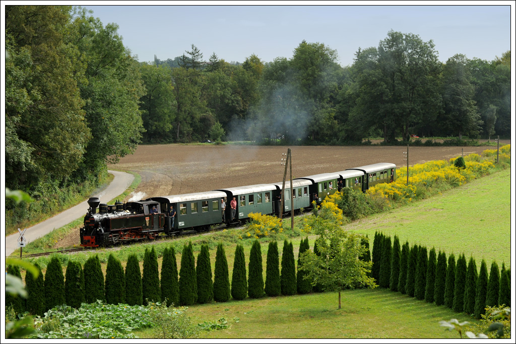 James Bond unter den Resitas, die 764 007 BJ 1953 , aufgenommen in Rosenegg am 24.8.2012 anlsslich der IGE-Eisenbahn Romantik sterreich Rundfahrt. Zwischen 1951 und 1958 wurden 120 Stck von dieser Lokomotive vom rumnischen Stahlwerk Reșița gebaut (Nachbau der ungarischen Typ 70 von MVAG mit  hherem Dienstgewicht und eine etwas hhere Leistung von 150 PS). Zwischen 1984 und 1988 wurden vom Traktorenwerk in Reghin noch einmal 12 Maschinen dieses Typs gebaut, wovon eine (764-411 R, sie befindet sich zur Zeit in Rumnien zur Reparatur) ab dem nchsten Jahr auch wieder auf der Stainzer Bahn in der Weststeiermark im Einsatz sein wird.