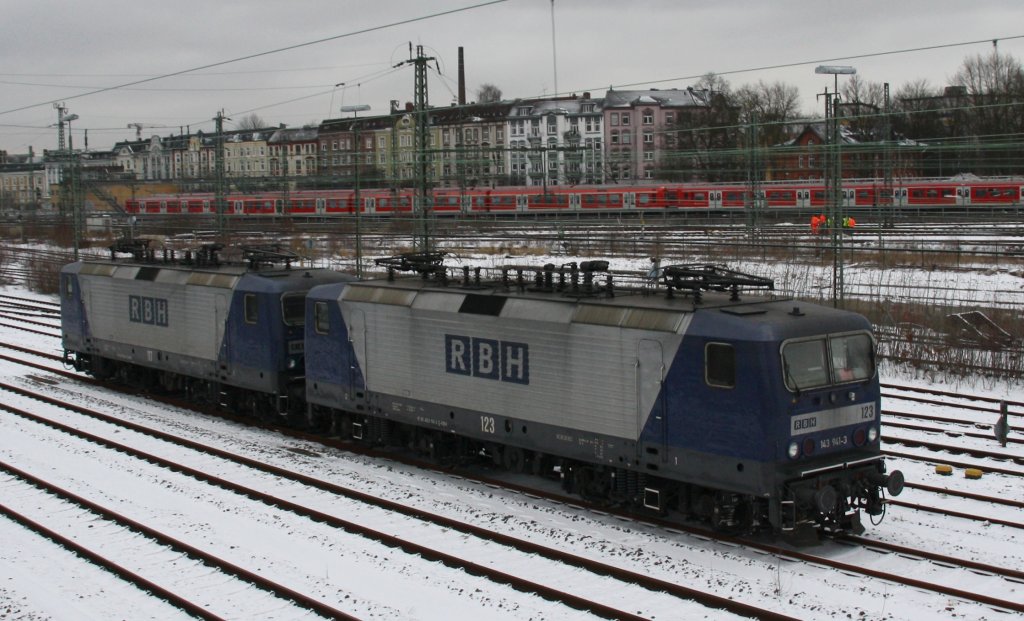 Jan. 2013 zwischen Hamburg Hbf und Harburg. RBH´s 117 + 123 warten auf neue Aufgaben.