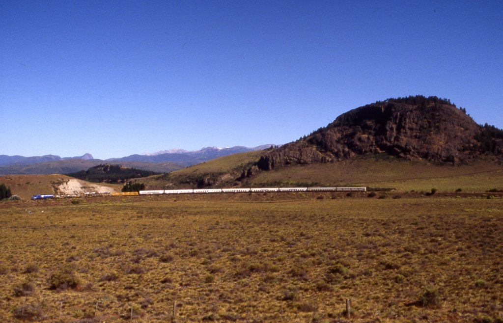 Januar 2002: Autozug aus Bahia Blanca kurz vor dem Reiseziel San Carlos de Bariloche. Hier beschreibt die Strecke ein 300 Grad Kurve.