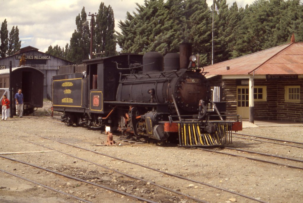 Januar 2002: In Maiten fhrt die schmalspurige Trochtita (900mm). Die Lok wird nach getaner Arbeit vor dem Schuppen abkhlen gelassen. Leider war bis dahin die Strecke nur teilweise befahrbar, weil ein Schienenabschnitt beschdigt war. Man beachte den Ledersitz des Lokfhrers. Scan von Dia