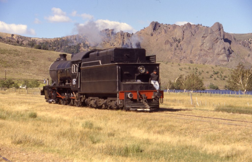 Januar 2002: Wochentliche Ausflugsfahrt aus San Carlos de Bariloche mit einer lgefeuerten Dampflok auf der argentinischen Breitspur. Nach der Mittagspause wird die Maschine umgesetzt und mit Tender voraus gehts wieder zurck.