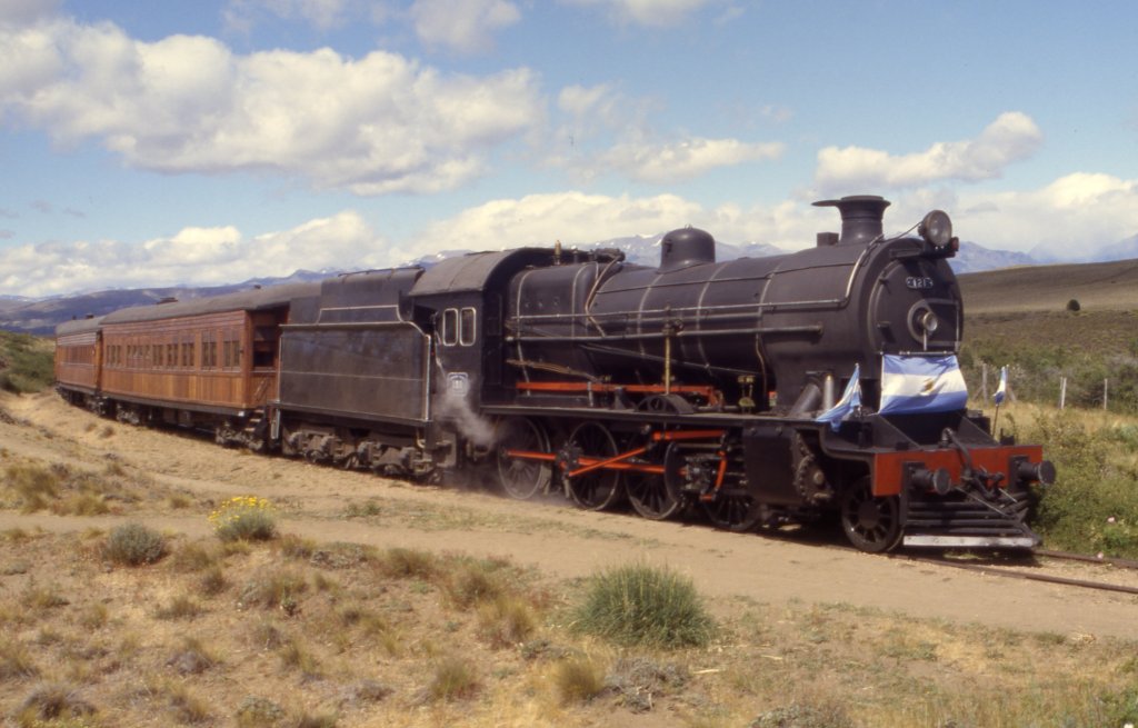 Januar 2002: Wochentliche Ausflugsfahrt aus San Carlos de Bariloche mit einer lgefeuerten Dampflok auf der argentinischen Breitspur. Hier bei einem Fotohalt