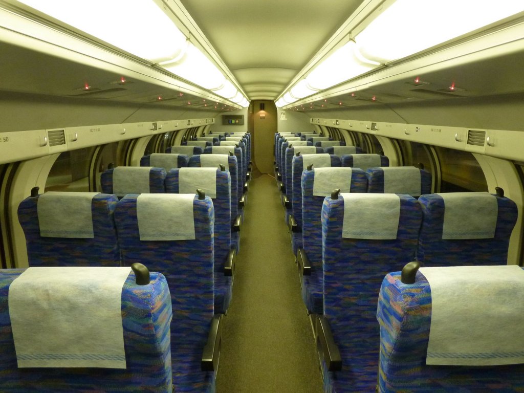 Japanische Doppelstockwagen: Blick in den oberen Stock in einem der beiden zuschlagspflichtigen Doppelstockwagen eines Zugs Serie 217, SARO 216-33, 11.November 2011. 