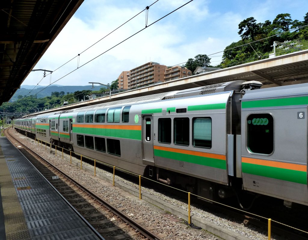 Japanische Doppelstockwagen: Die einzige planm�ssige Anwendung von Doppelstockwagen ist in den Z�gen, die die Kant�-Ebene durchqueren und weit �ber die S-Bahnlinien von Tokyo hinaus in entferntere Satellitenst�dte gelangen. In diesen Z�gen sind jeweils zwei Doppelstockwagen mit zuschlagspflichtigen Sitzpl�tzen eingereiht, was f�r das Pendeln �ber relativ weite Distanzen sehr angenehm ist. Im Bild ein Zug Serie 231 mit Doppelstockwagen SARO 231-1067 in Atami an der Pazifikk�ste, 22.Juni 2011. 