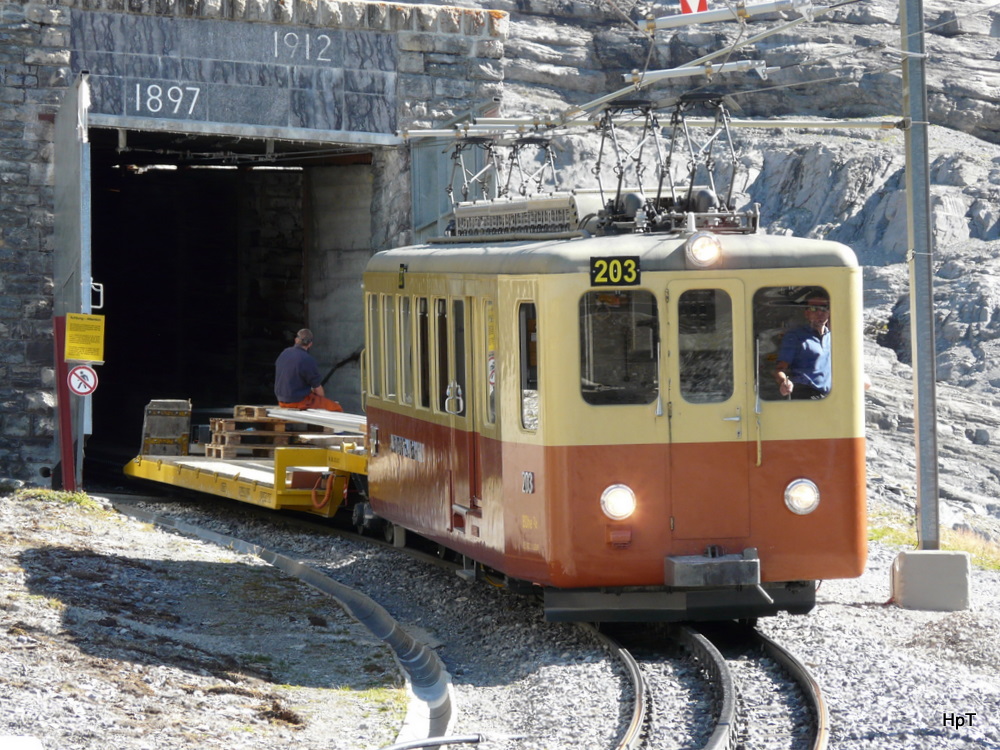 JB - Bauzug mit dem Triebwagen BDeh 2/4 203 und dem Transportwagen Sklp 84 beim der ausfahrt aus dem Jungfrautunnel oberhalb der Haltestelle Eigergletscher am 16.09.2011