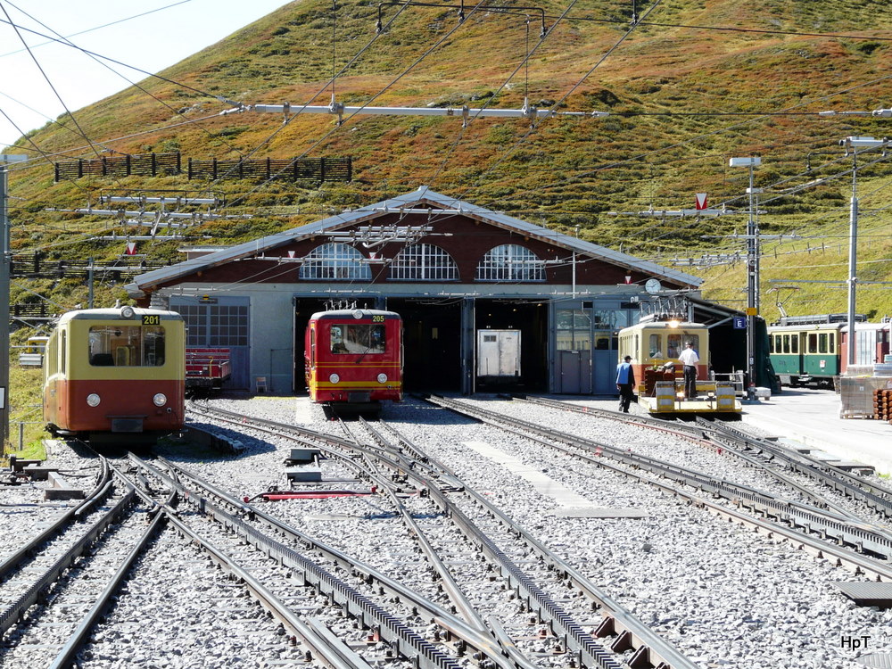 JB - Einstellhalle mit div Fahrzeugen auf der Kleien Scheidegg am 16.09.2011 .. Bild wurde vom Bahnhsteig aus gemacht..