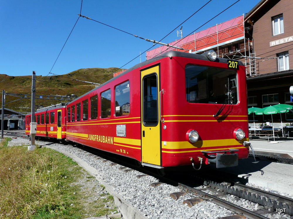 JB - Steuerwagen Bt 28 und Triebwagen BDeh 2/4 im Bahnhof Kleine Scheidegg am 16.09.2011