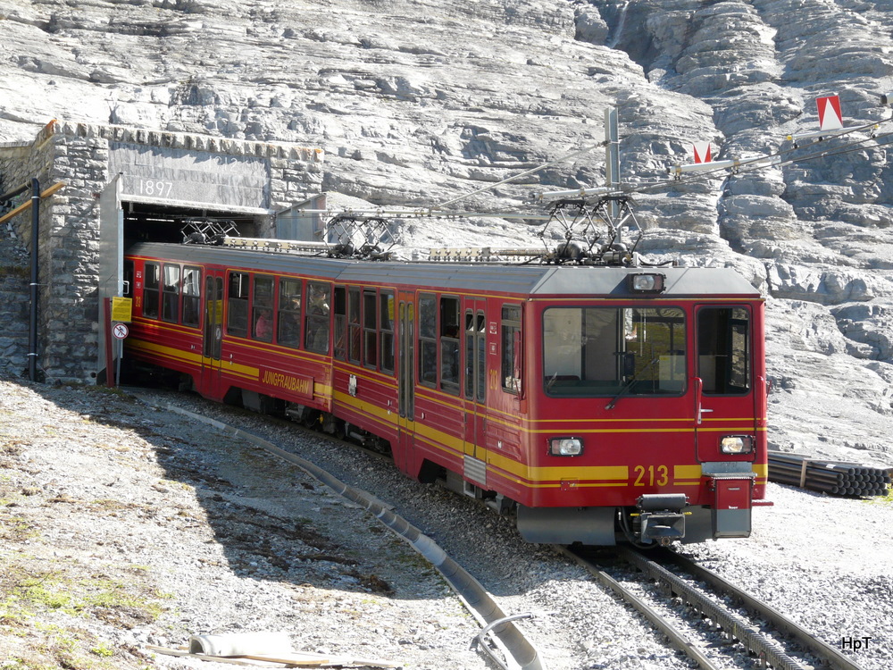 JB - Triebwagen Bhe 4/8 213 bei der einfahrt in dem Jungfrautunnel oberhalb der Haltestelle Eigergletscher am 16.09.2011