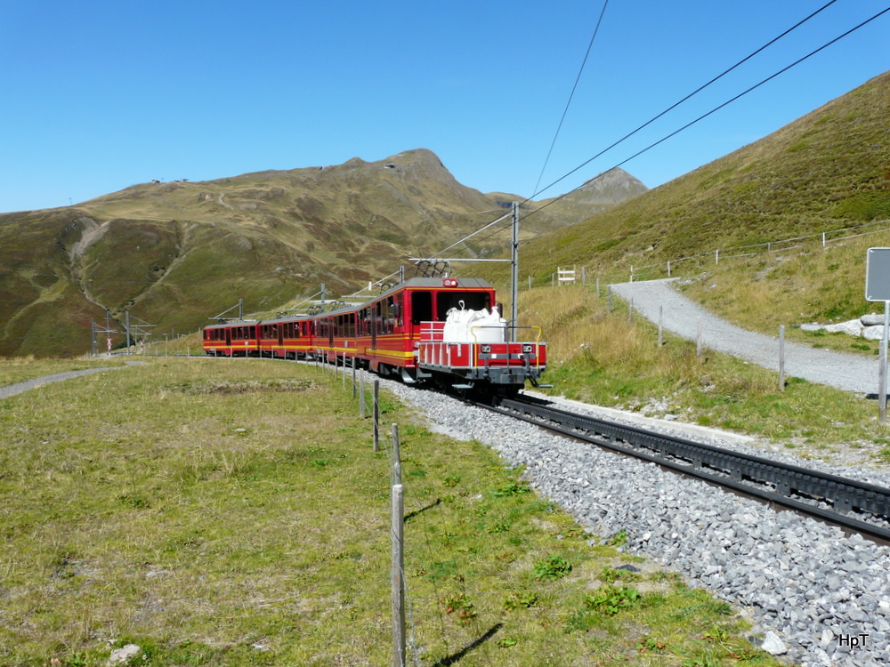 JB - Triebwagen Bhe 4/8 216 zusammen mit dem Bhe 4/8 218 und vorstellwagen  unterwegs aufs Jungfraujoch am 16.09.2011