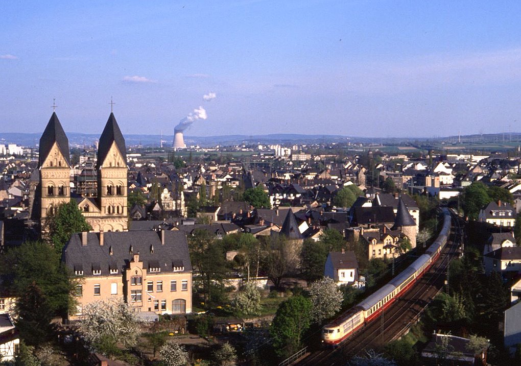 Jede Stunde, jede Klasse - am 23.04.1988 durcheilt ein IC Andernach in Richtung Bundes(haupt)stadt Bonn. Man beachte das AKW Mlheim-Krlich im Hintergrund: 1988 hat dieses Milliardengrab tatschlich ein paar Kilowatt Atomstrom produziert.