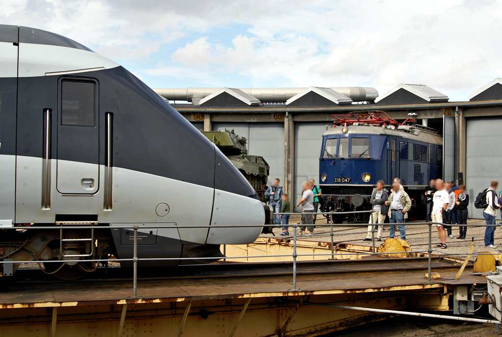 Jede Zeit hat ihre Formen: E 18 047 trifft am 22.08.2010 in Odense auf einen IC4 der DSB.