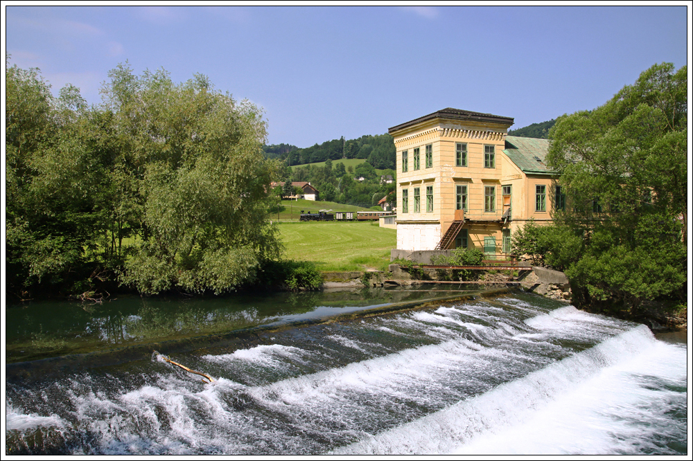 Jeden 1. Sonntag im Monat bis einschlielich 03. Oktober 2010 wird der Panoramic 760 Austria Tourist Train in Verkehr gesetzt. Von St. Plten Hbf bis zum Bf. Ober Grafendorf wurde die 1099.010 beauftragt, diesen zu bespannen. Die 40km/h schnelle und in Ober Grafendorf beheimatete Mh.6 (auch als 399 006 bekannt) bernahm dann den R 19259 ab Ober Grafendorf bis Mariazell. Das Bild mit dem Flumotiv wurde am 04. Juli 2010 nahe Hofstetten-Grnau aufgenommen. 