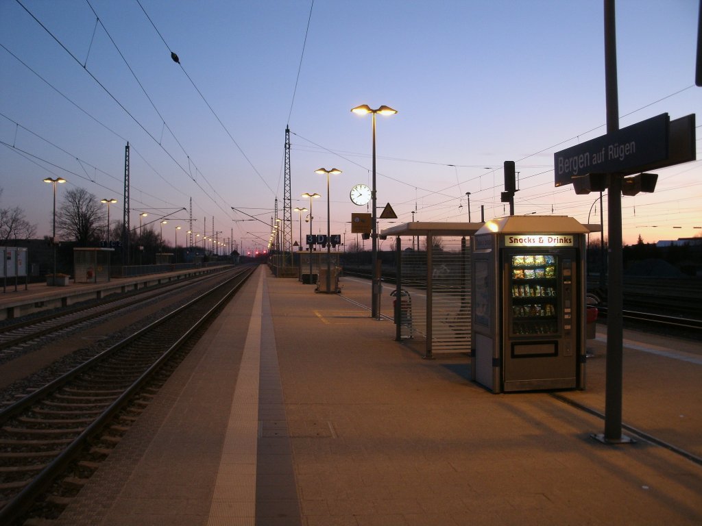 Jeden Abend fhrt mich,zusammen mit meinem Hund,mein abendlicher Spaziergang ber den menschenleeren Bahnsteig in Bergen/Rgen,so auch am Abend vom 28.Mrz 2011