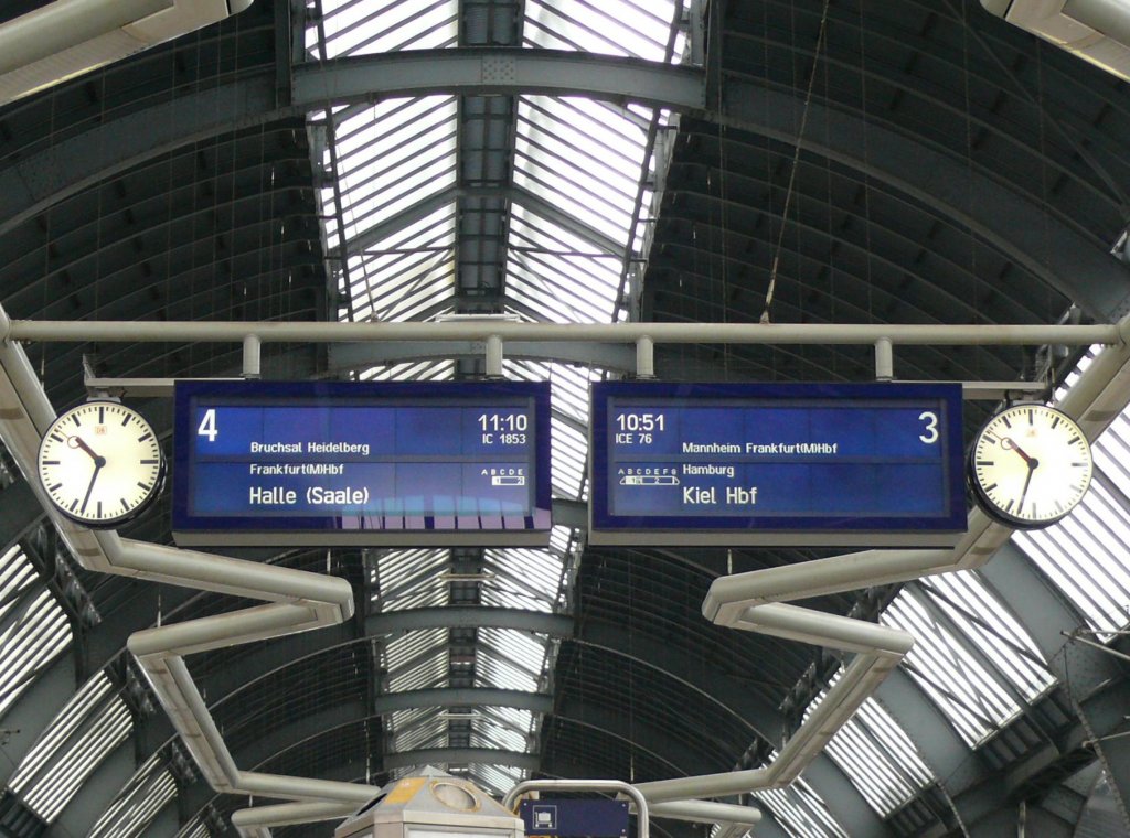 Jeden Freitag (bis auf ein paar wenige Ausnahmen) bekommt man in Karlsruhe diese Anzeigen zu sehen ;). Gleis 3 und 4 in KA Hbf. 